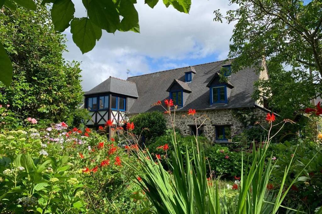 Maison En Pierre Dans Son Nid De Verdure Roz-Landrieux Bagian luar foto