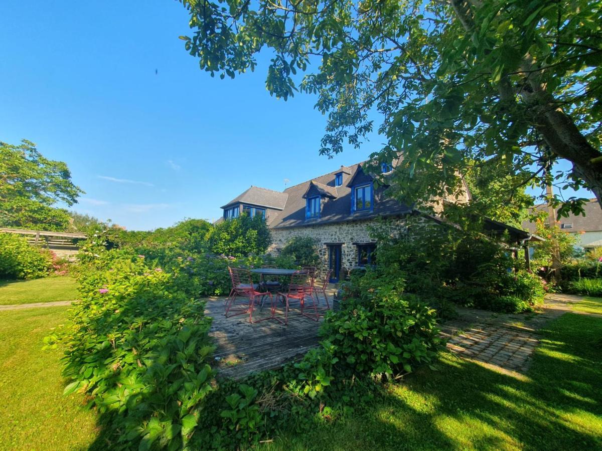 Maison En Pierre Dans Son Nid De Verdure Roz-Landrieux Bagian luar foto