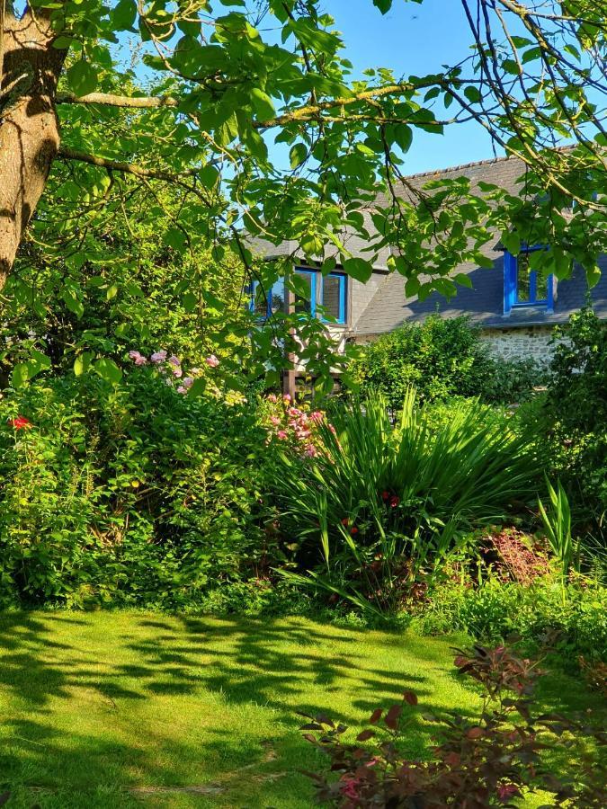 Maison En Pierre Dans Son Nid De Verdure Roz-Landrieux Bagian luar foto