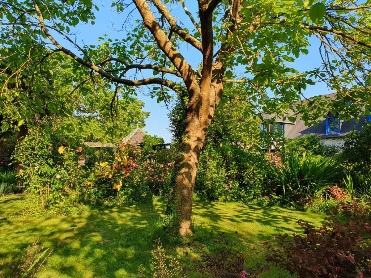 Maison En Pierre Dans Son Nid De Verdure Roz-Landrieux Bagian luar foto